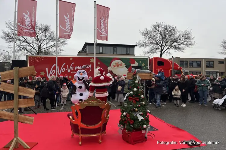 Groot feest in Almere bij de Vomar Kersttruck met gratis kerstpakketten en sneeuw