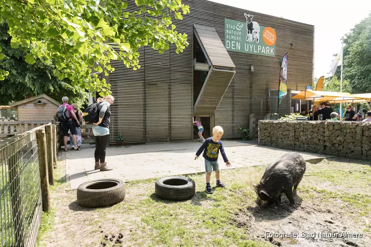 Voorlezen en theater voor viering 10 jarig bestaan kinderboerderij den Uylpark