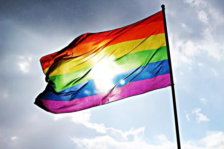 Almere hijst regenboogvlag als tegengeluid Nashville-verklaring